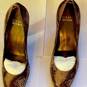 Stuart Weitzman size 8 beautiful snakeskin pumps.